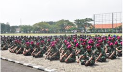 Lihat, Puluhan Prajurit Marinir Duduk Terdiam, Tunggu Keputusan Akhir - JPNN.com