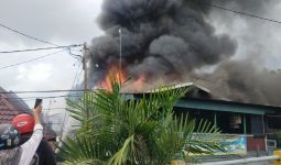 Kebakaran Hanguskan Rumah Warga Jelang Ramadan, 32 Jiwa Kehilangan Tempat Tinggal - JPNN.com