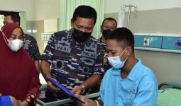 Jenguk Prajurit Korps Marinir Korban Serangan KKB, Wakasal Bilang Begini - JPNN.com