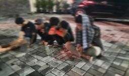 4 Remaja Ini Ditangkap Polisi Ketika Hendak Tawuran Pakai Benda Tak Lazim - JPNN.com