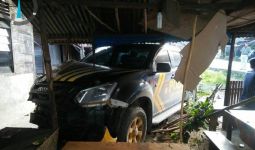 Pejalan Kaki Tewas Ditabrak Mobil Polisi, Teras Rumah Warga Rusak - JPNN.com