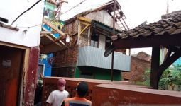 Angin Puting Beliung Menerjang Perkotaan Garut, Banyak Rumah Rusak - JPNN.com