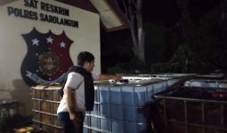 Rumah Penimbunan Solar Bersubsidi Digerebek Polisi, Ya Ampun, Pelaku Tak Disangka - JPNN.com