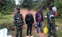 Pasukan TNI Tangkap 5 Orang di Perbatasan Indonesia - Malaysia, Lihat Barang Buktinya - JPNN.com