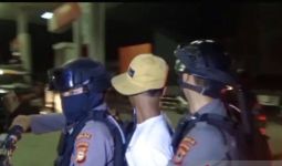 Malam-Malam Polisi Menangkap 2 Lelaki dan 1 Perempuan, Tak Disangka - JPNN.com
