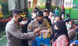 AKBP Ahmad Fanani Bagi-Bagi Minyak Goreng Gratis ke Warga, dengan Syarat - JPNN.com