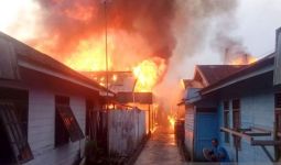 Jelang Berbuka Puasa, Delapan Rumah Warga Malah Terbakar - JPNN.com