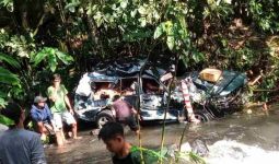 Wasis Kehilangan Kendali, Mobil Mazda Terjun ke Jurang, Mengerikan! - JPNN.com