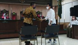 Ahmad Sahroni dan Adam Deni Bersalaman di Ruang Sidang, Saling Memaafkan? - JPNN.com