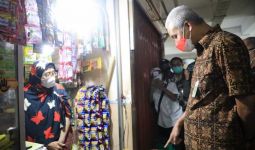 Sidak Harga Minyak Goreng Curah di Pasar Muntilan, Ganjar Awalnya Tak Percaya - JPNN.com