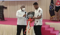 Gubernur Dominggus Beri Hadiah Mobil kepada Ricky Kambuaya  - JPNN.com