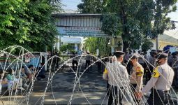 Munarman Hadapi Sidang Vonis Kasus Terorisme Hari Ini, PN Jaktim Dikelilingi Kawat Duri - JPNN.com