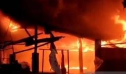 Gegara Petasan, 15 Kios dan 6 Ruko di Cakung Jaktim Terbakar - JPNN.com
