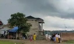 Diterjang Angin Puting Beliung, Belasan Rumah di Cianjur Rusak - JPNN.com