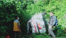 Ambulans Masuk Jurang Malam Hari, Sopir Bertahan Semalaman Seorang Diri - JPNN.com