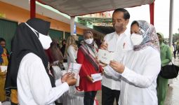 Jokowi Salurkan BLT Minyak Goreng, Risma Ikut Serahkan Bantuan Atensi - JPNN.com
