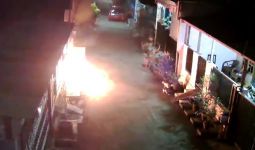 Pria Misterius Terekam CCTV Membakar Rumah Warga Bekasi, Siapa Dia? - JPNN.com