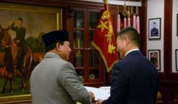Dubes China Tersenyum saat Prabowo Subianto Menunjukkan Isi Sebuah Buku - JPNN.com