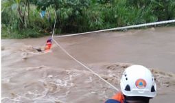 2 Warga Blitar Terjebak Banjir di Sungai, Lihat, Mengerikan - JPNN.com