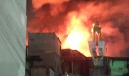 Kebakaran 10 Rumah dan Kontrakan 50 Pintu di Jakbar, 200 Jiwa Terdampak, Ya Ampun - JPNN.com