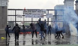 Demo 11 April Rusuh, Terjadi Bentrokan, Polisi Tembakkan Gas Air Mata - JPNN.com