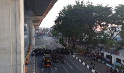 Situasi di Makassar Memanas, Massa Demo 11 April Melempar Batu ke Gedung DPRD Sulsel - JPNN.com