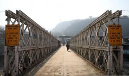 Dikira Petugas Pemda, Maling dengan Santai Preteli Jembatan Besi di Hadapan Warga - JPNN.com