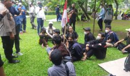 Tegang, Belasan Peserta Demo 11 April Ditangkap di Patung Kuda, Lihat Itu - JPNN.com