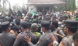 Demo di Bekasi, Ratusan Mahasiswa Merobohkan Pagar Gedung DPRD, Menegangkan! - JPNN.com