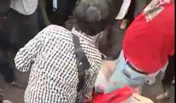 Detik-Detik Mencekam saat Ade Armando Digebuki, Lihat Aksi Pria Berbaju Merah - JPNN.com