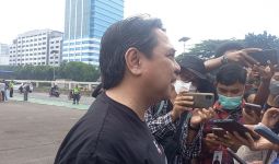 Ade Armando Dipukuli, Pelaku Diduga Pria dengan Ciri-ciri Ini - JPNN.com