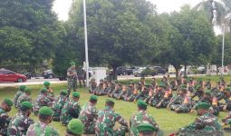 Kolonel Sriyanto Memberikan Perintah, Prajurit TNI AD Duduk Menyimak - JPNN.com