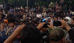 Aksi Mahasiswa di DPR Disusupi Provokator, Situasi Mencekam, Ada yang Pingsan - JPNN.com