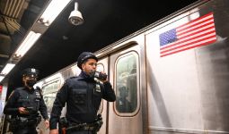 Banjir Darah di Subway New York, Pelaku Berbadan Kekar Lempar Bom Asap Lalu Hilang - JPNN.com