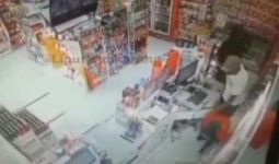 Viral, 2 Pencuri Bersenpi Menyatroni Minimarket, Terekam CCTV, Menegangkan - JPNN.com