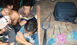 4 Remaja Membawa Senjata Tajam dan Kondom ke Pasar Malam, Warga Curiga, Begini Akhirnya - JPNN.com