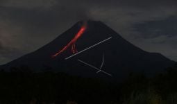 Viral Sambaran Petir di Puncak Gunung Merapi, Begini Penjelasan BPPTKG - JPNN.com