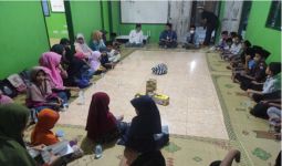 Sukarelawan Santri Dukung Ganjar Kunjungi Pesantren Al-Ma'unah, Bawa Bantuan untuk Masjid - JPNN.com