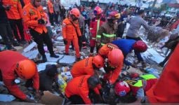 Alfamart Ambruk, Belasan Orang Terjebak di Reruntuhan Bangunan - JPNN.com