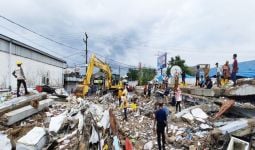 Korban Meninggal Akibat Tertimbun Bangunan Alfamart Ambruk jadi 4 Orang - JPNN.com