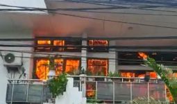 Rumah 2 Lantai di Bekasi Terbakar, Kerugian Miliaran - JPNN.com