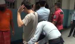 Petugas Razia Kamar Tahanan Lapas Bekasi, Barang-barang Mencengangkan Ditemukan - JPNN.com