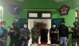 Malam Hari, Pasukan TNI Tangkap Pemuda di Titik Nol Perbatasan RI - Malaysia - JPNN.com