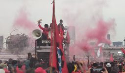 Sembari Menyalakan Suar, Demonstran di Depan Gedung DPR Bubarkan Diri - JPNN.com
