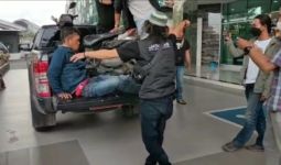 Lihat Tuh, Begal Sadis Meringis Kesakitan di Atas Mobil Pikap - JPNN.com