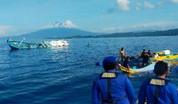 Kapal yang Ditumpangi Belasan Orang Alami Kecelakaan Laut - JPNN.com