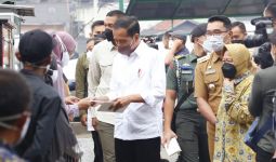Presiden Jokowi dan Menteri Risma Salurkan Bansos dan BLT Minyak Goreng di Bogor - JPNN.com