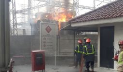 Kebakaran Gardu Listrik di Bekasi, Pemadaman Sempat Terkendala - JPNN.com