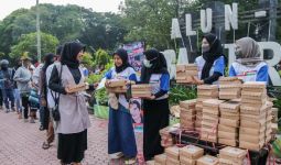 Menginspirasi, Konco Erick Thohir Bagikan Ratusan Paket Makanan di Bondowoso - JPNN.com