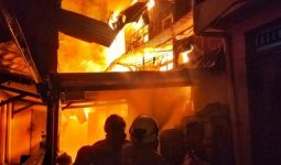 400 Bangunan Gosong Akibat Kebakaran di Pasar Gembrong - JPNN.com